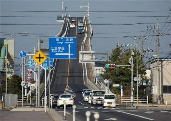 近90度垂直的大桥?每天都要这样上下班实在太疯狂