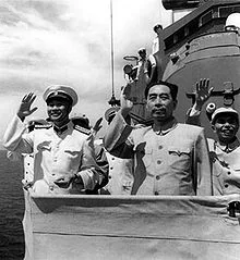 1957年8月，蕭勁光陪同周恩來在青島檢閱解放軍海軍艦艇部隊