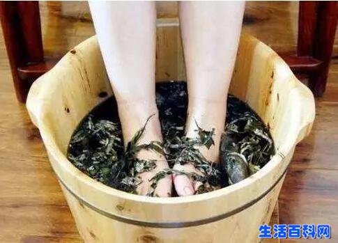 晚上泡脚加点料 祛湿驱寒好处多!