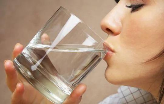 经常熬夜很伤肝 只要在白开水里加了点“料” 肝脏却越来越健康