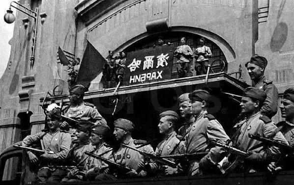 【微揭秘】原来天安门城楼上还挂过他的照片 老照片