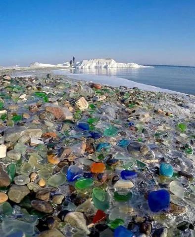 大量废弃酒瓶丢满沙滩 没想到大海打造出奇迹