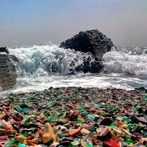 大量废弃酒瓶丢满沙滩 没想到大海打造出奇迹
