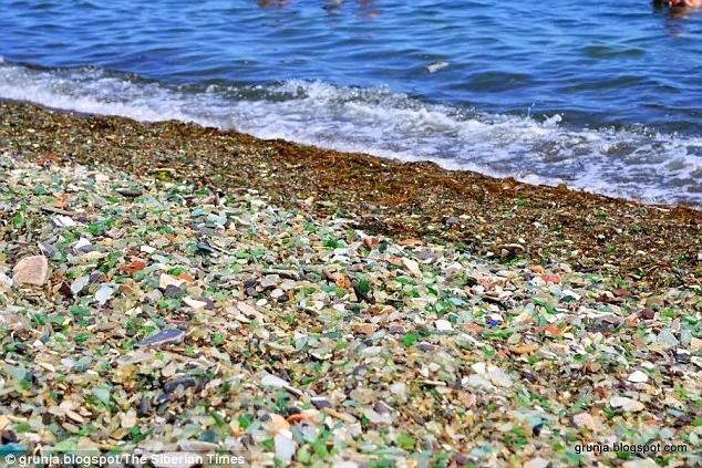 大量废弃酒瓶丢满沙滩 没想到大海打造出奇迹