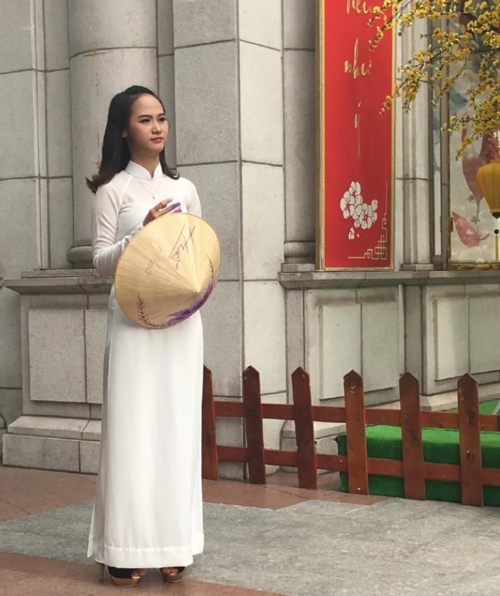 越南豪门婚礼:超跑美女穿民族服饰混搭 超亮眼