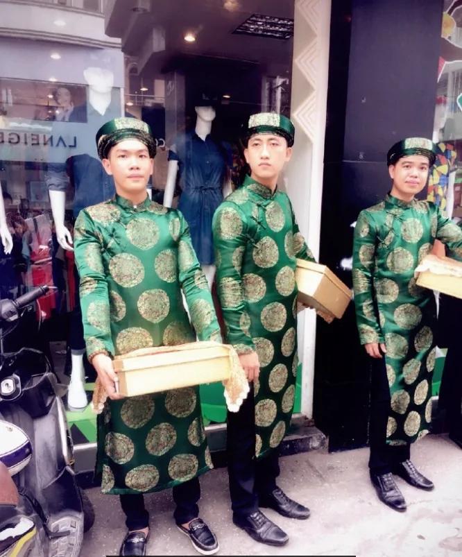 越南豪门婚礼:超跑美女穿民族服饰混搭 超亮眼