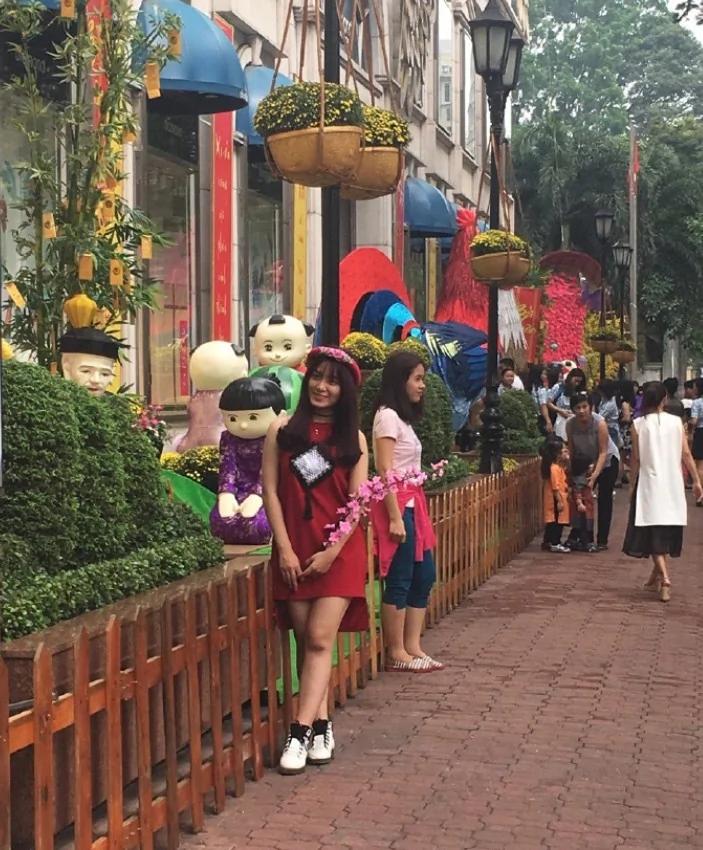 越南豪门婚礼:超跑美女穿民族服饰混搭 超亮眼