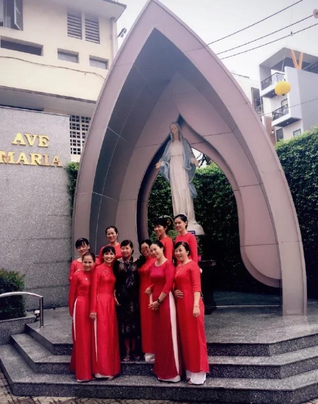 越南豪门婚礼:超跑美女穿民族服饰混搭 超亮眼