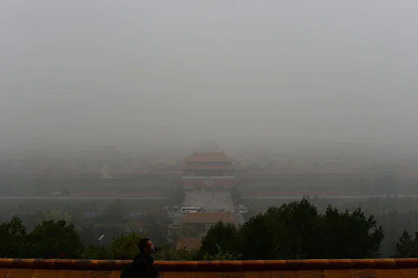 北京故宮籠罩在陰霾中。2017年開年以來，發生了四川高官之間發生的槍殺事件、肖建華被抓、郭文貴大爆猛料等，預示今年是不平凡的一年。*