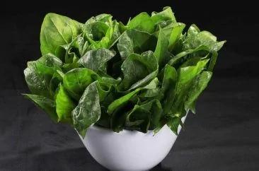 她把脏衣服扔进了烫过菠菜的开水 惊呆了…