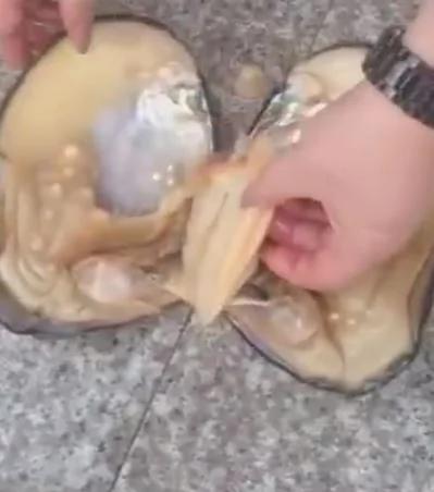 她费尽心力终于剖开了这个“巨大蛤蛎” 没想到里面竟然... 真是让她赚翻了!