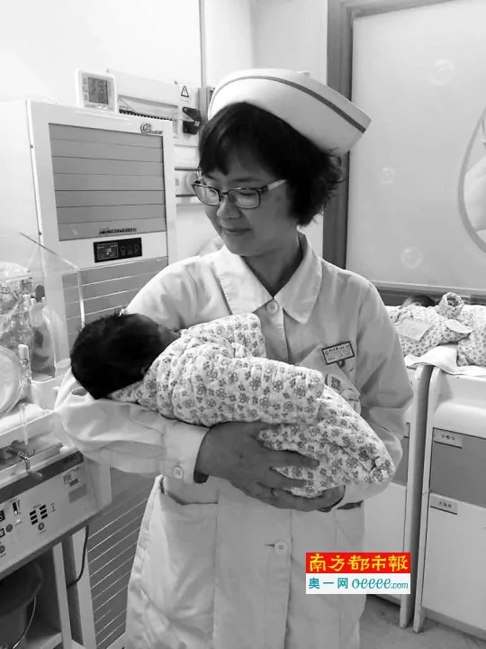 中山一院医护人员手中抱着的，就是冷冻16年的胚胎唤醒后出生的“冰宝宝”。通讯员供图