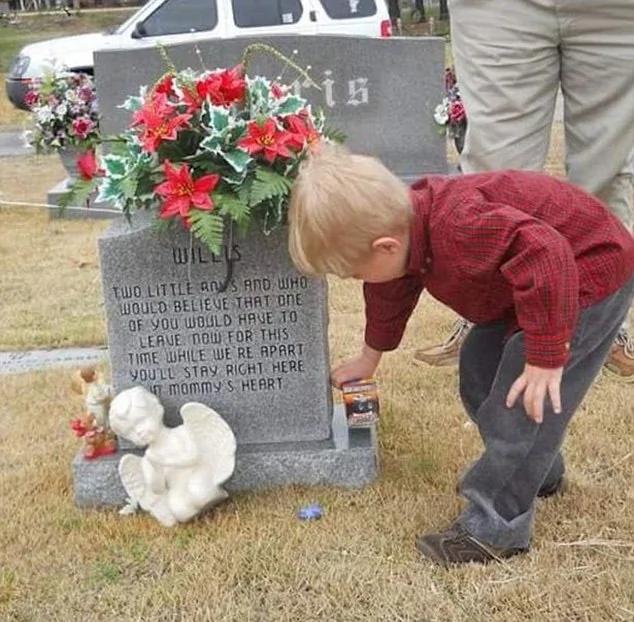 感人！美5歲小男孩在孿生兄弟墓前分享幼兒園故事！