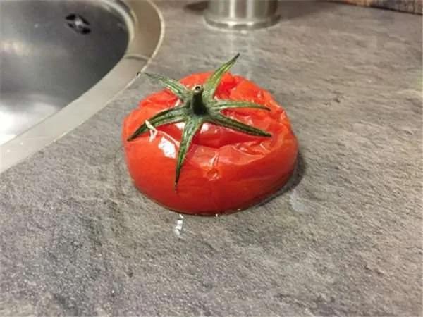 番茄放冷冻库冻成石头!退冰之后竟会有这样的神奇变化…