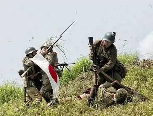 为何抗战时少数日本兵刺刀上绑个膏药旗