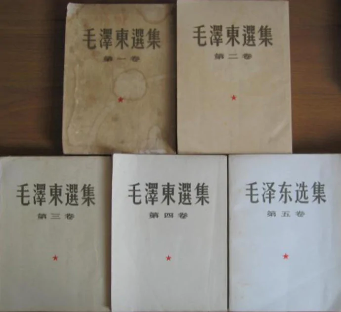 《毛泽东选集》一至四卷的一百六十余篇文章中，由毛泽东执笔起草的只有十二篇，经毛泽东修改的共十三篇，其余诸篇全是由其他人员起草（网络图片）