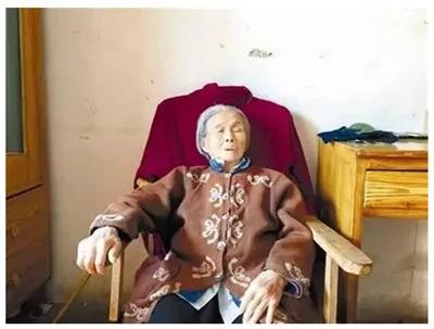 110岁老人一辈子没住过院 黑发比儿子还多!她的六条长寿秘诀