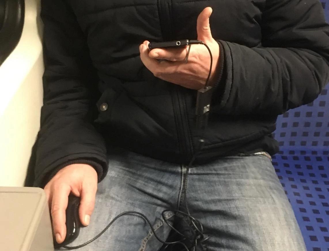 地铁一男子用鼠标操作 智能手机惊呆网友