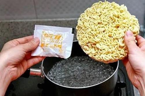 方便面这样吃 可减少大量的“防腐剂”