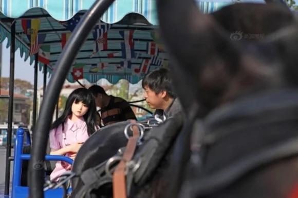 这位爸爸把充气娃娃当女儿的原因 会让你觉得五味杂陈