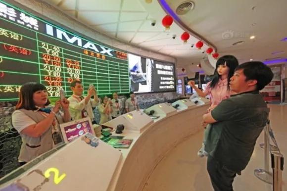 这位爸爸把充气娃娃当女儿的原因 会让你觉得五味杂陈