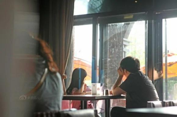 这位爸爸把充气娃娃当女儿的原因 会让你觉得五味杂陈