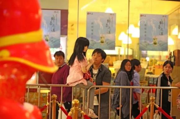 这位爸爸把充气娃娃当女儿的原因 会让你觉得五味杂陈
