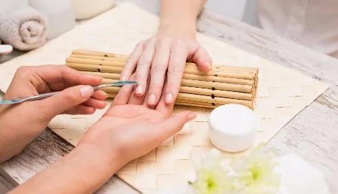 指甲这样说明肝脏积满毒素