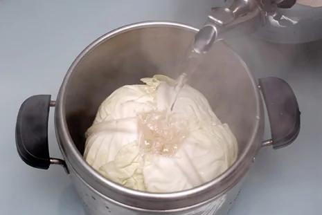 他用刀子挖出高丽菜心后 接着把滚烫的热水倒进心里面 30分钟后妈妈都佩服了… 组图.