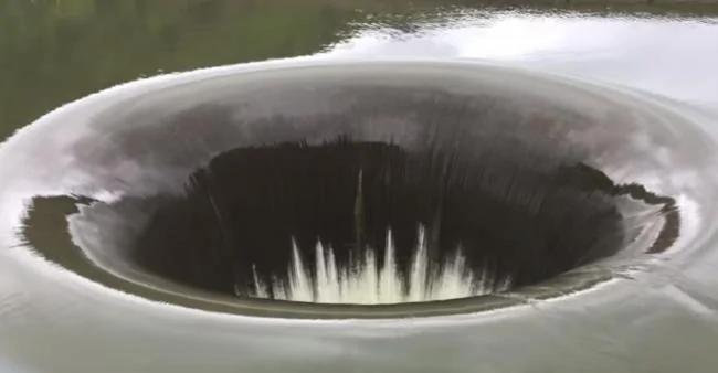 罕见!美加州湖泊现“巨型黑洞”奇观