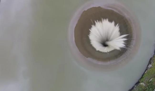 罕见!美加州湖泊现“巨型黑洞”奇观