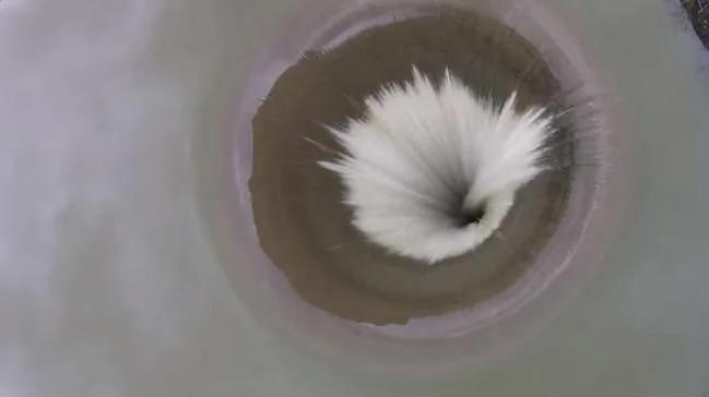 罕见!美加州湖泊现“巨型黑洞”奇观