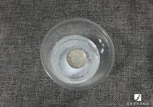 旅行前在冰箱里放一枚硬币 超方便!