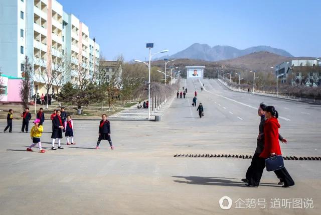 游客在朝鲜自驾游拍照:满眼"中国风"