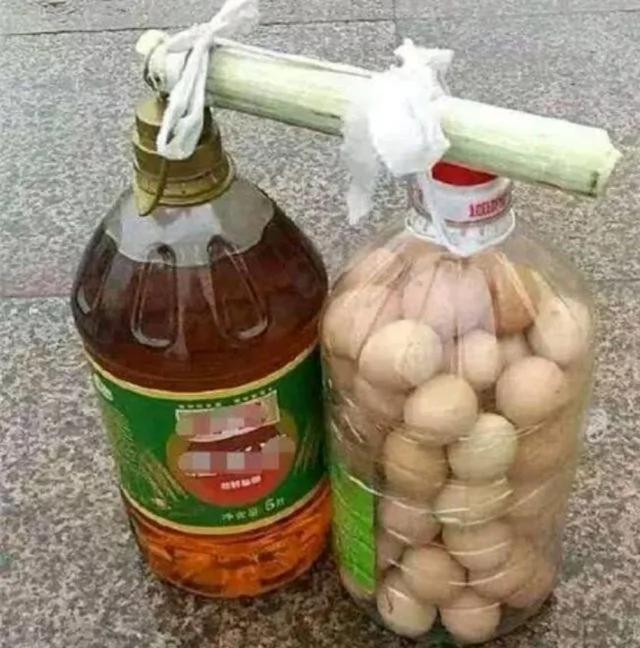 鸡蛋是怎么装进油桶的?真是太有智慧了!