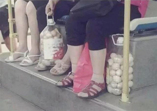 鸡蛋是怎么装进油桶的?真是太有智慧了!