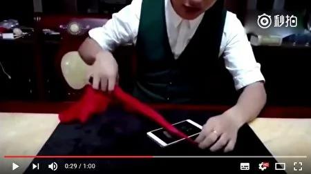 丝巾穿过手机的魔术惊人 但窍门很简单