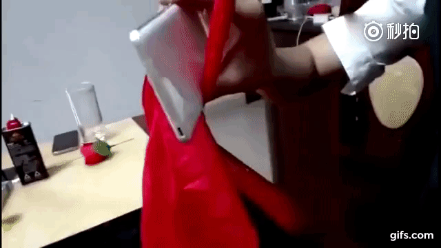 丝巾穿过手机的魔术惊人 但窍门很简单