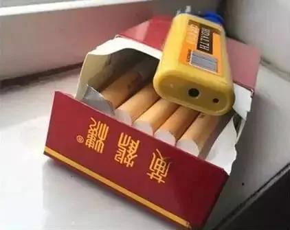 细思极恐!他和未婚妻住酒店 天花板上有异常光点 竟发现…
