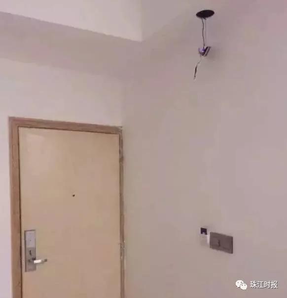 细思极恐!他和未婚妻住酒店 天花板上有异常光点 竟发现…