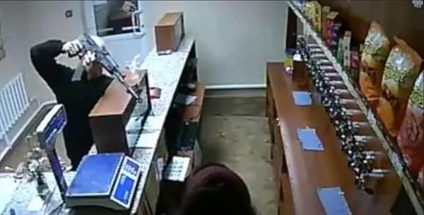 歹徒持枪却被大妈店员当作空气甚至被狂揍