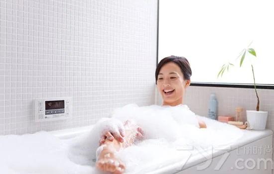 用盐水洗头泡澡有这种效果 大开眼界