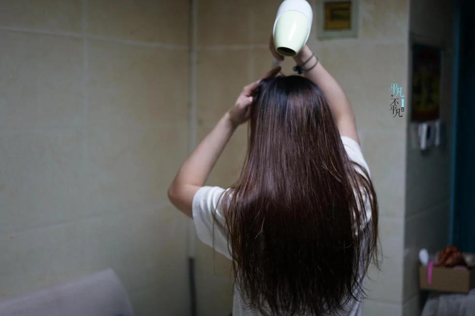 90后“美人鱼”:每天呆水里6小时 身材娇好