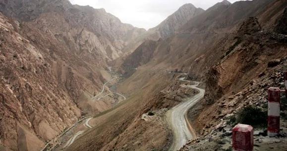 世界十大最危险公路 其中的“死亡之路” 最窄的地方只有10英尺