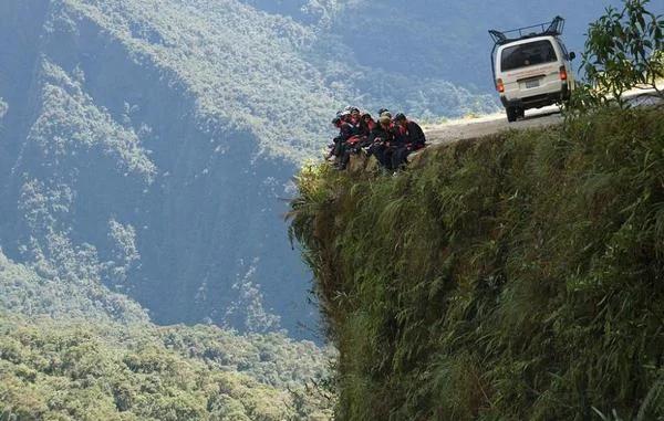 世界十大最危险公路 其中的“死亡之路” 最窄的地方只有10英尺