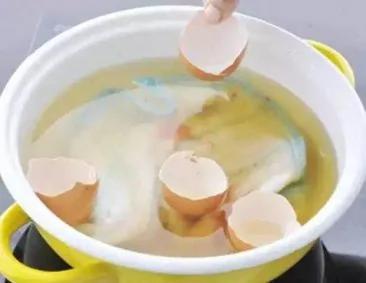 他把「鸡蛋壳」丢进一杯滚烫的咖啡里 奇妙的事情发生了!