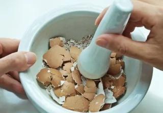 他把「鸡蛋壳」丢进一杯滚烫的咖啡里 奇妙的事情发生了!