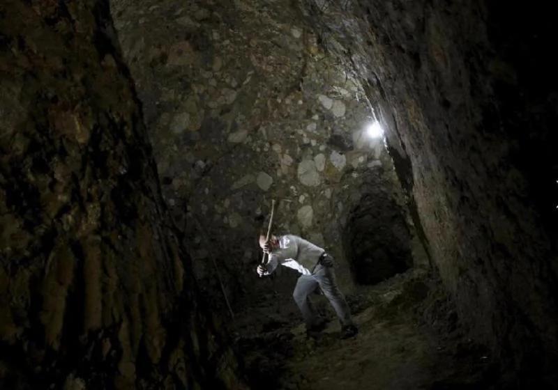 老人山上挖洞12年 没想到最终挖出一座地宫