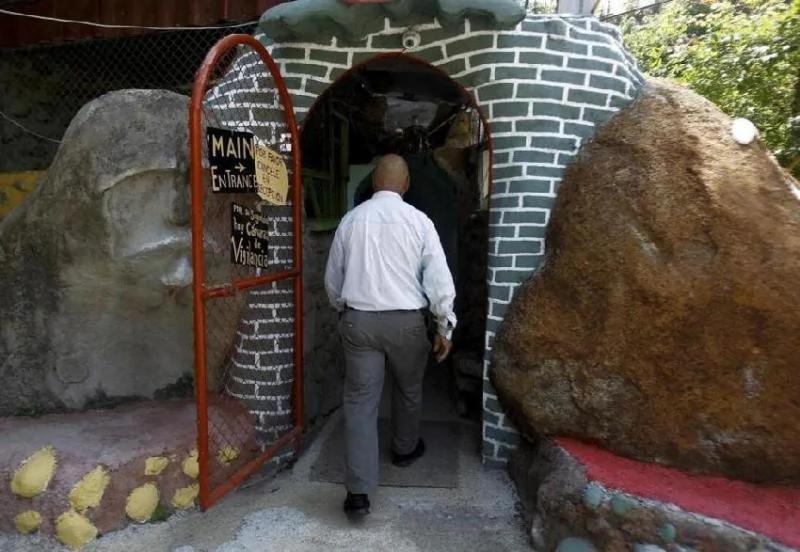 老人山上挖洞12年 没想到最终挖出一座地宫