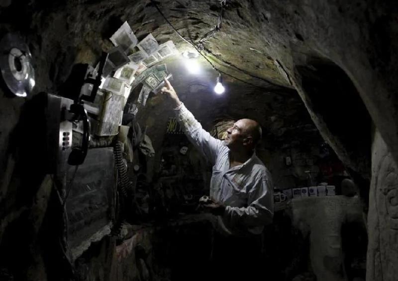 老人山上挖洞12年 没想到最终挖出一座地宫